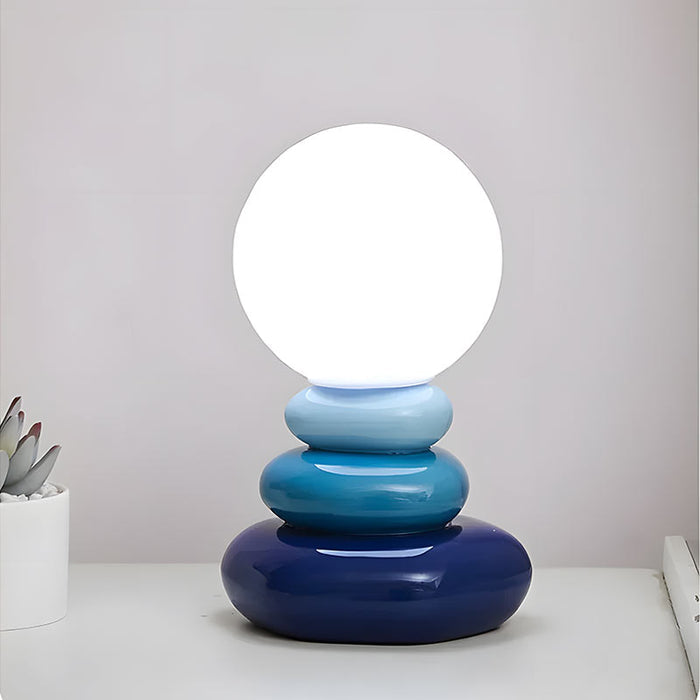 PebbleAura - Elegant småstensformad sänglampa med mjukt LED-ljus och modern design Carvallo