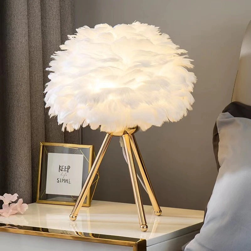 Fjäder Bordslampa med Guldstativ – Elegant Lampa i Modern Design Hemnix