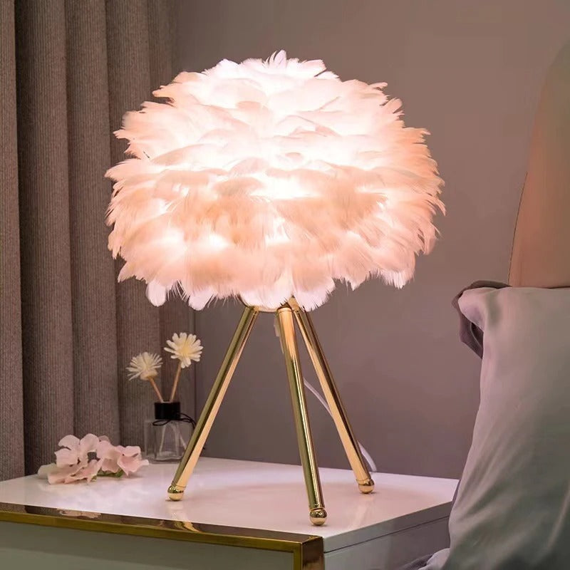 Fjäder Bordslampa med Guldstativ – Elegant Lampa i Modern Design Hemnix