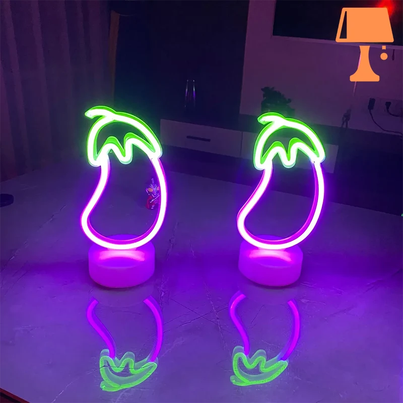 NeonGlow - Aubergine lamp med lila kropp med ljusgrön neonstam för lekfull belysning Carvallo