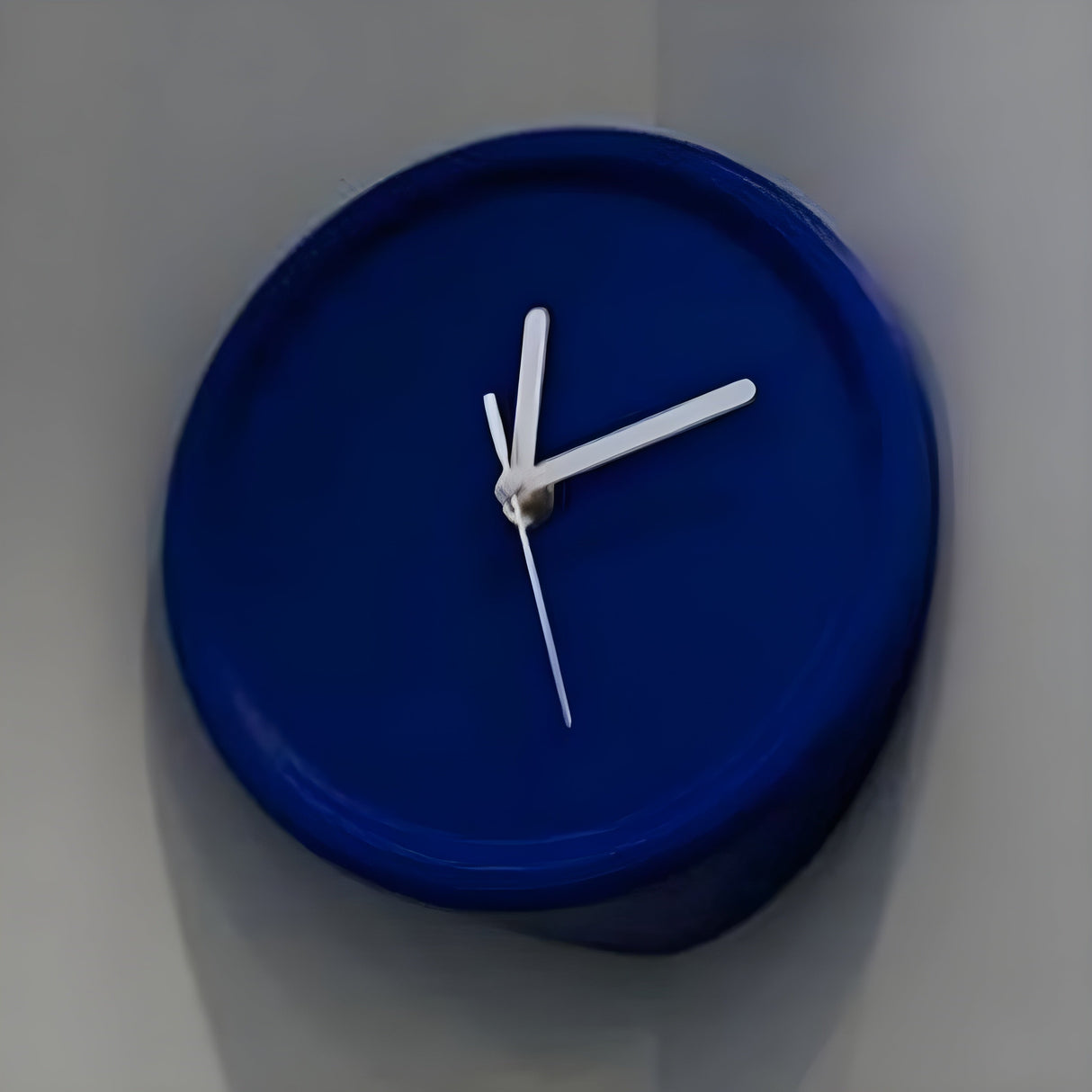 Hörnväggur – Dekorativ design med tyst kvartsvärk | Ideal för varje rumshörn Carvallo