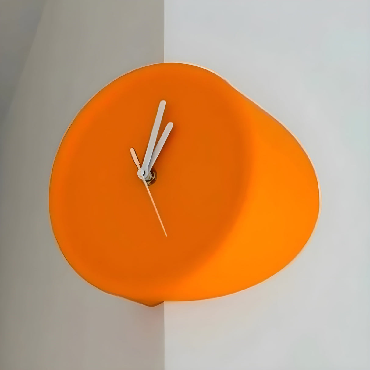 Hörnväggur – Dekorativ design med tyst kvartsvärk | Ideal för varje rumshörn Carvallo