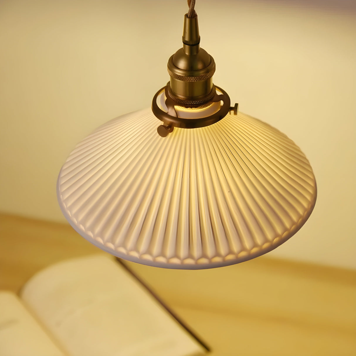 JapandiBeam Light - Japansk keramik hängande lampa med rännmönster Carvallo