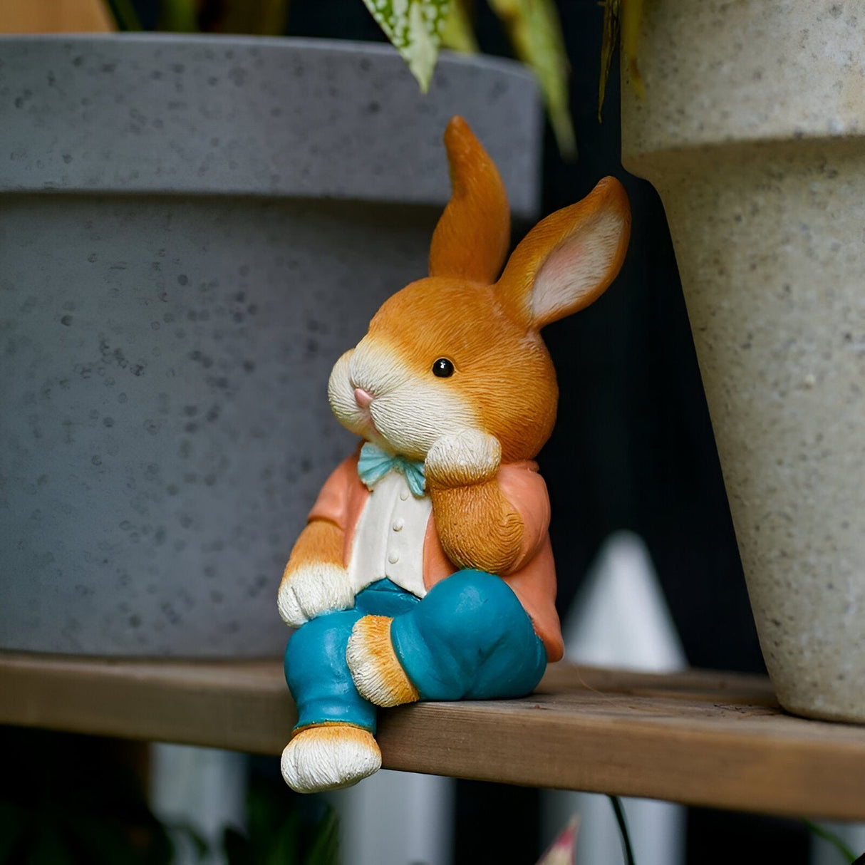 RabbitWhimsy Ornament – Skrivbord sittande tecknad kanin ornament Carvallo