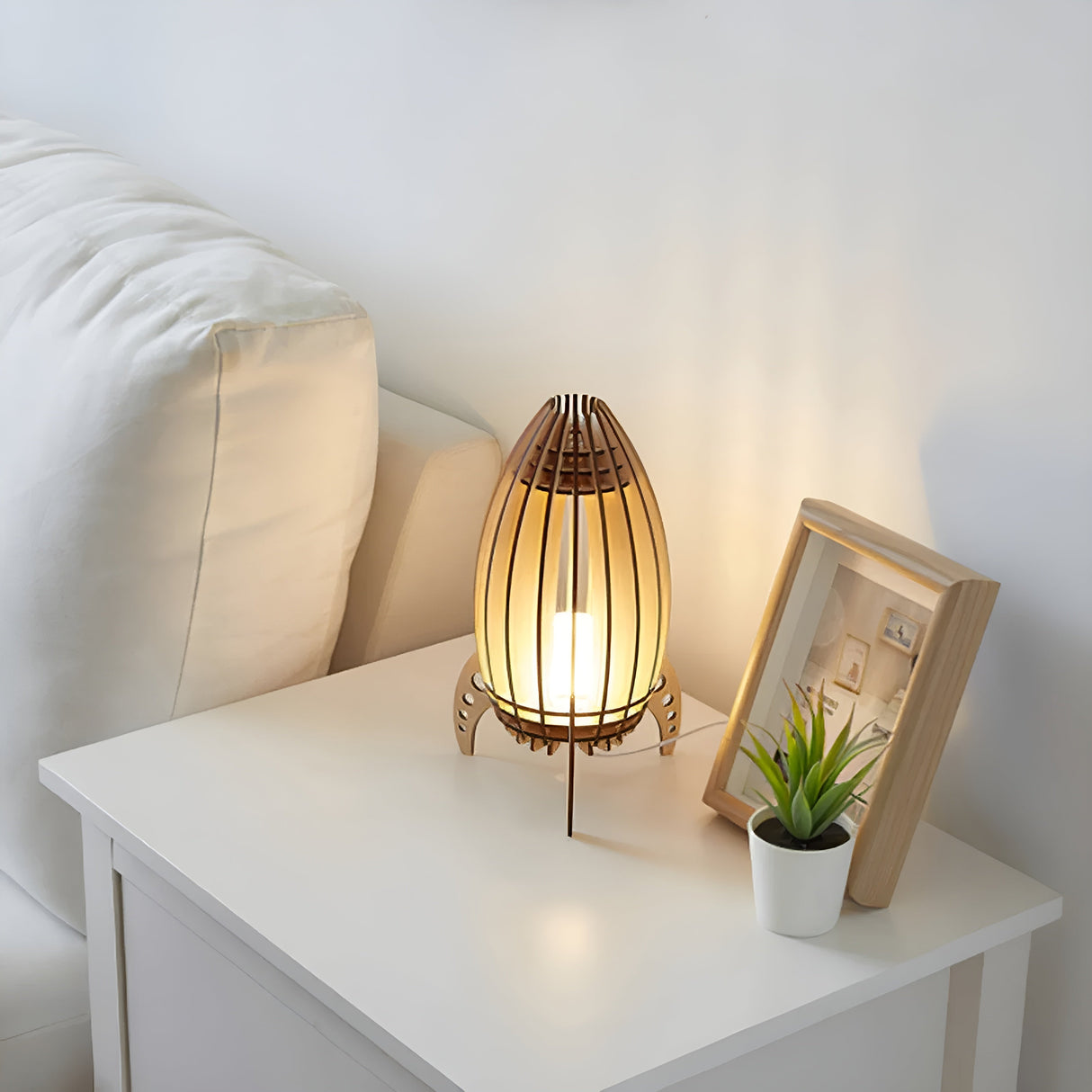 Trä-nattbordslampa i raketdesign – Varmt ljus för ett mysigt sovrum Carvallo