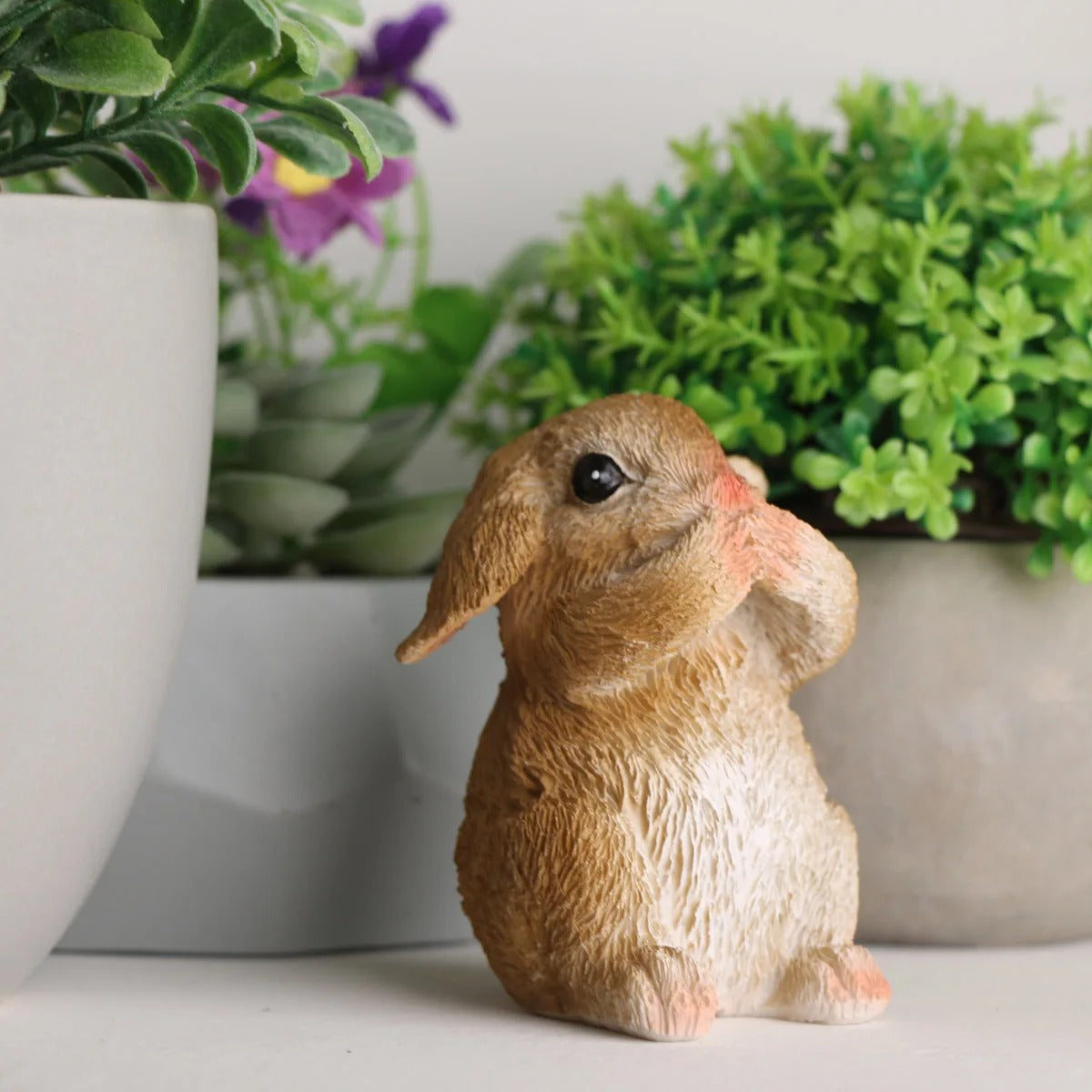 HushBunny Figur - Dekorativt Kaninset i Harz Carvallo