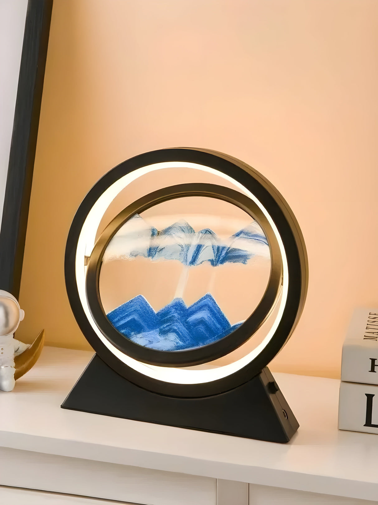 Sandbildslampa – LED-bordslampa med 3D sandmotiv | Avkopplande dekoration för vardagsrum och kontor Carvallo