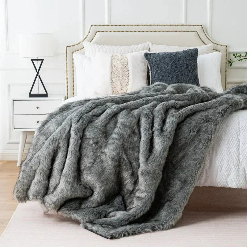 Plush Faux Fur Blanket – Elegant och Mysig Heminredning Carvallo