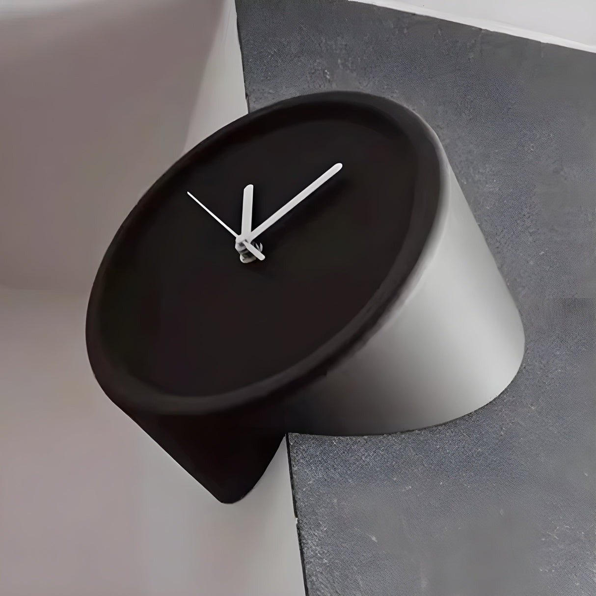 Hörnväggur – Dekorativ design med tyst kvartsvärk | Ideal för varje rumshörn Carvallo