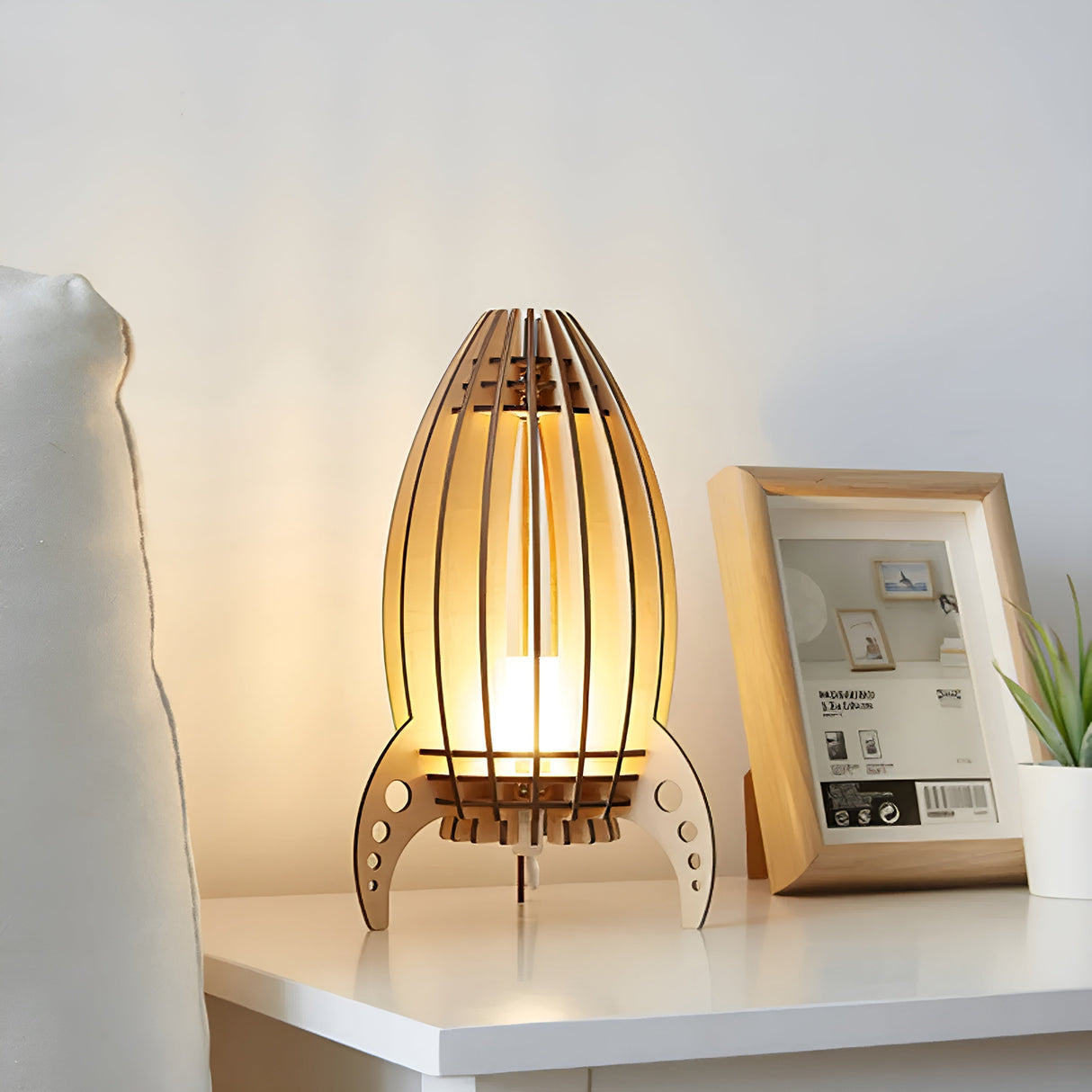 Trä-nattbordslampa i raketdesign – Varmt ljus för ett mysigt sovrum Carvallo