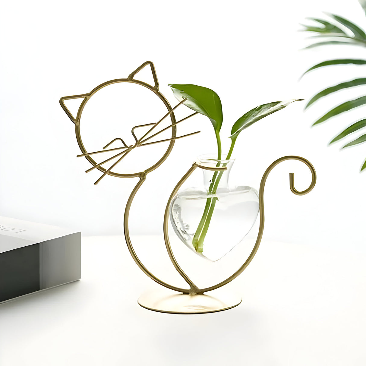 PawBloom – Hjärtaformad glasplantekasse med katts inspirerad hållare Carvallo