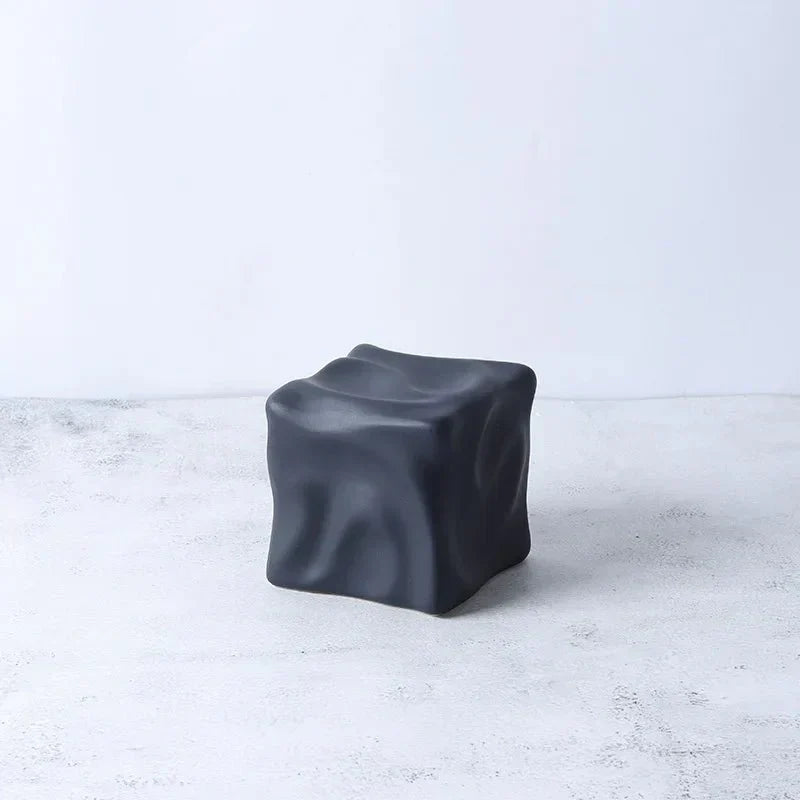 Metallic Färgad Kub Ornament i Modern Keramik Design Carvallo