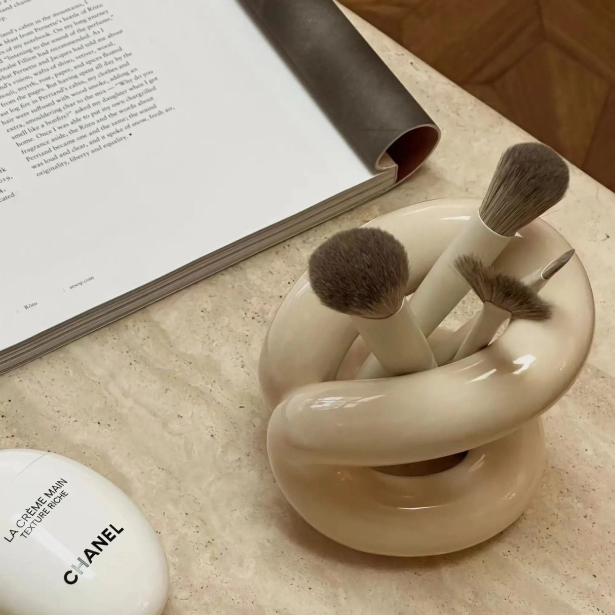 Minimalistisk abstrakt makeupborsthållare i lyxigt keramik Carvallo