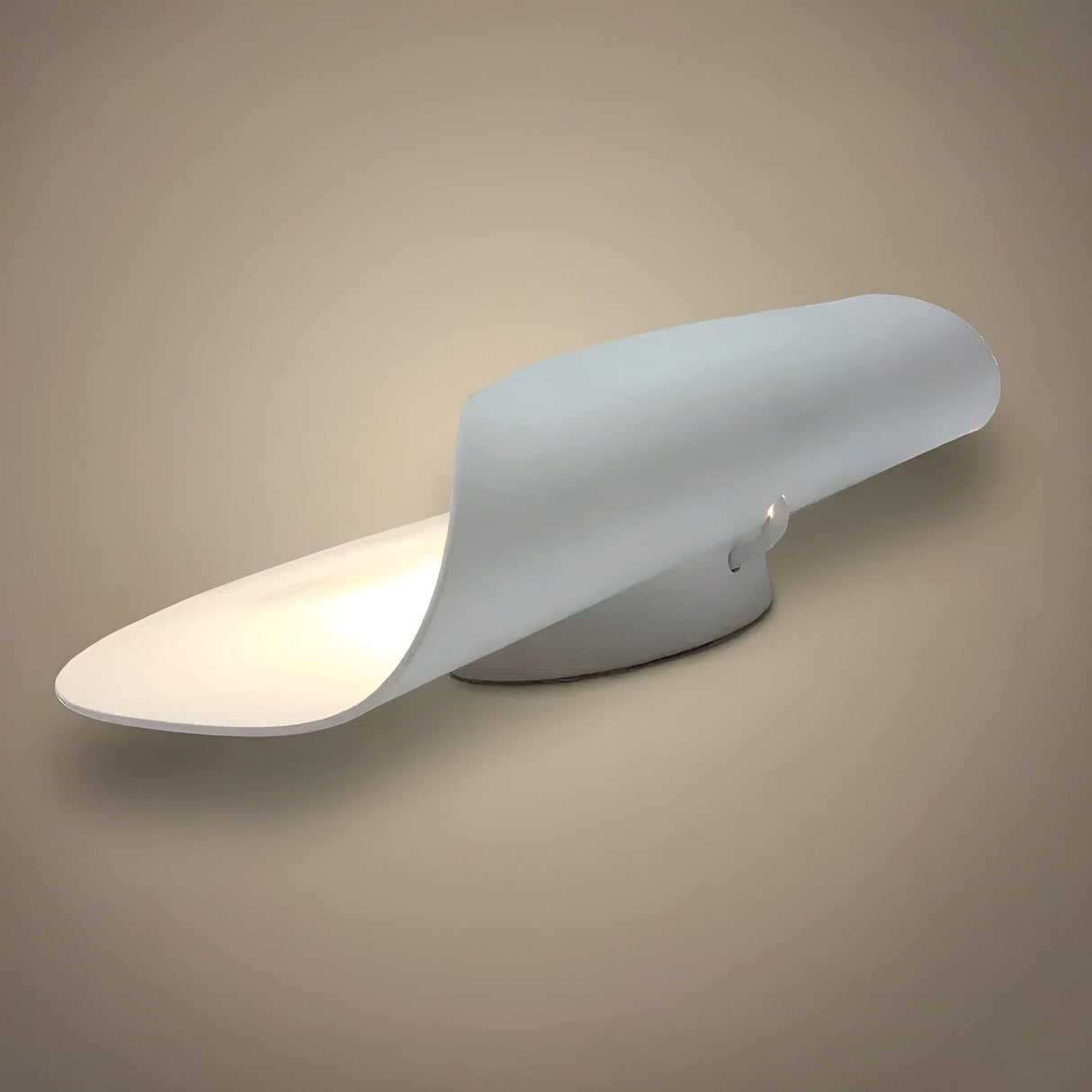 NobleGlow - Minimalist wall lamp with soft ambient lighting Carvallo