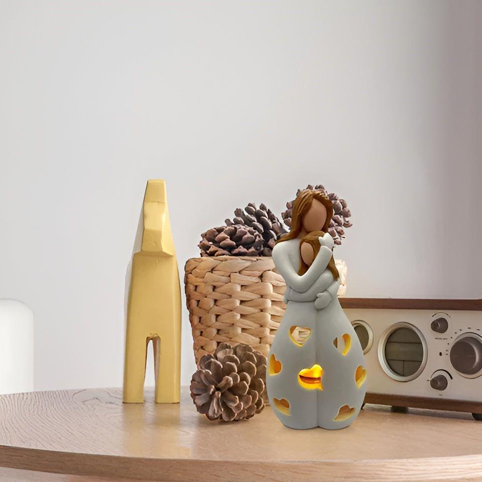 Embrace Glow - Omfamnande Mor Dotter Staty Fladdrande Ljusställ Carvallo