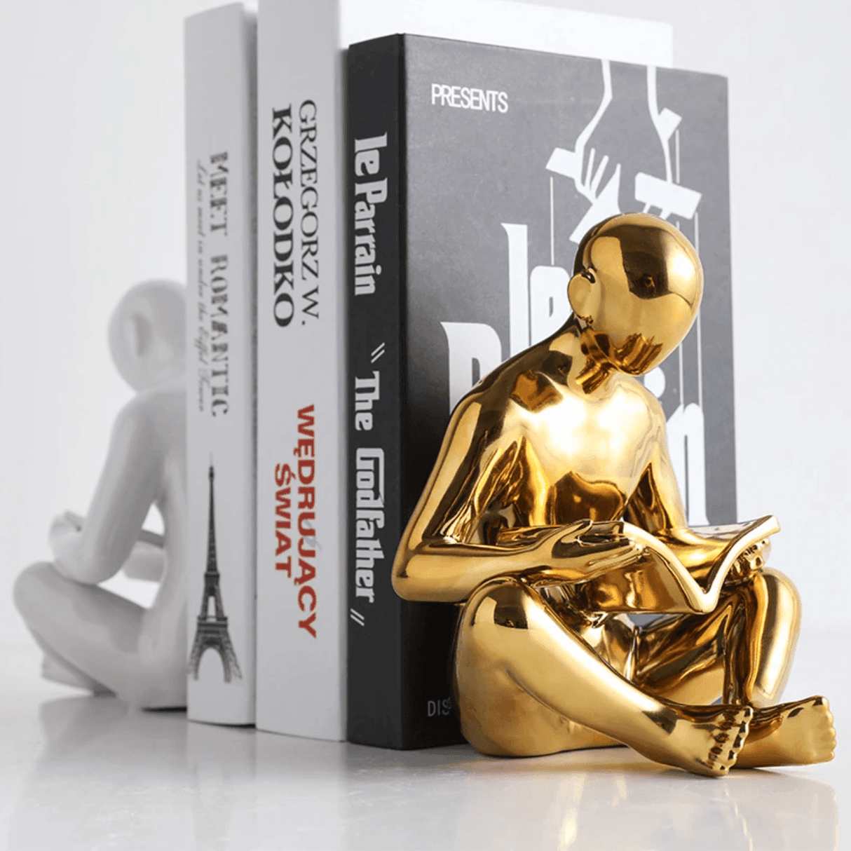 Modern Thinker Bookend – Konstnärlig nordisk lässkulptur MILA Sverige