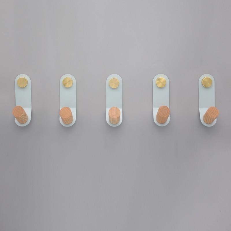 Carvallo – Minimalist Pastellväggkrok med ekträ och mässingsdetalj Carvallo