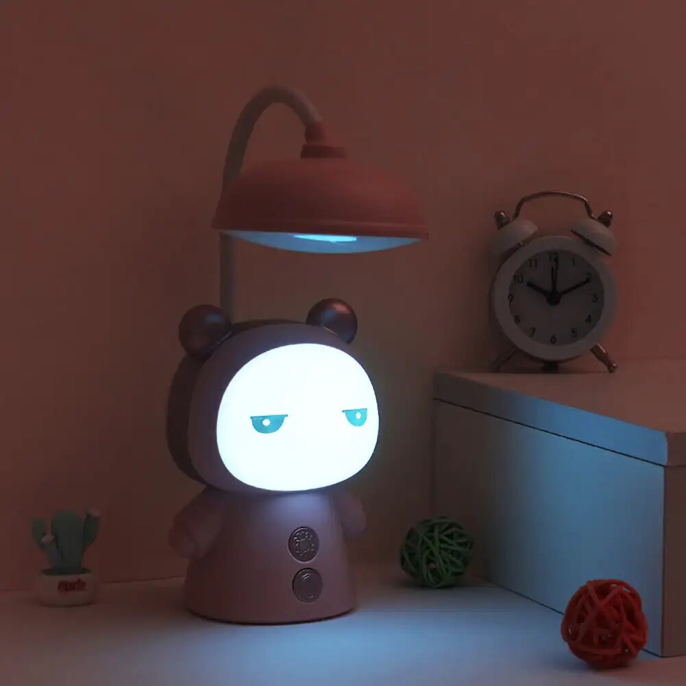 GlowKids - LED Tecknad Tävlingslampa för Barn – Dimbar Nattlampa med USB Laddning, Kreativ Design Carvallo