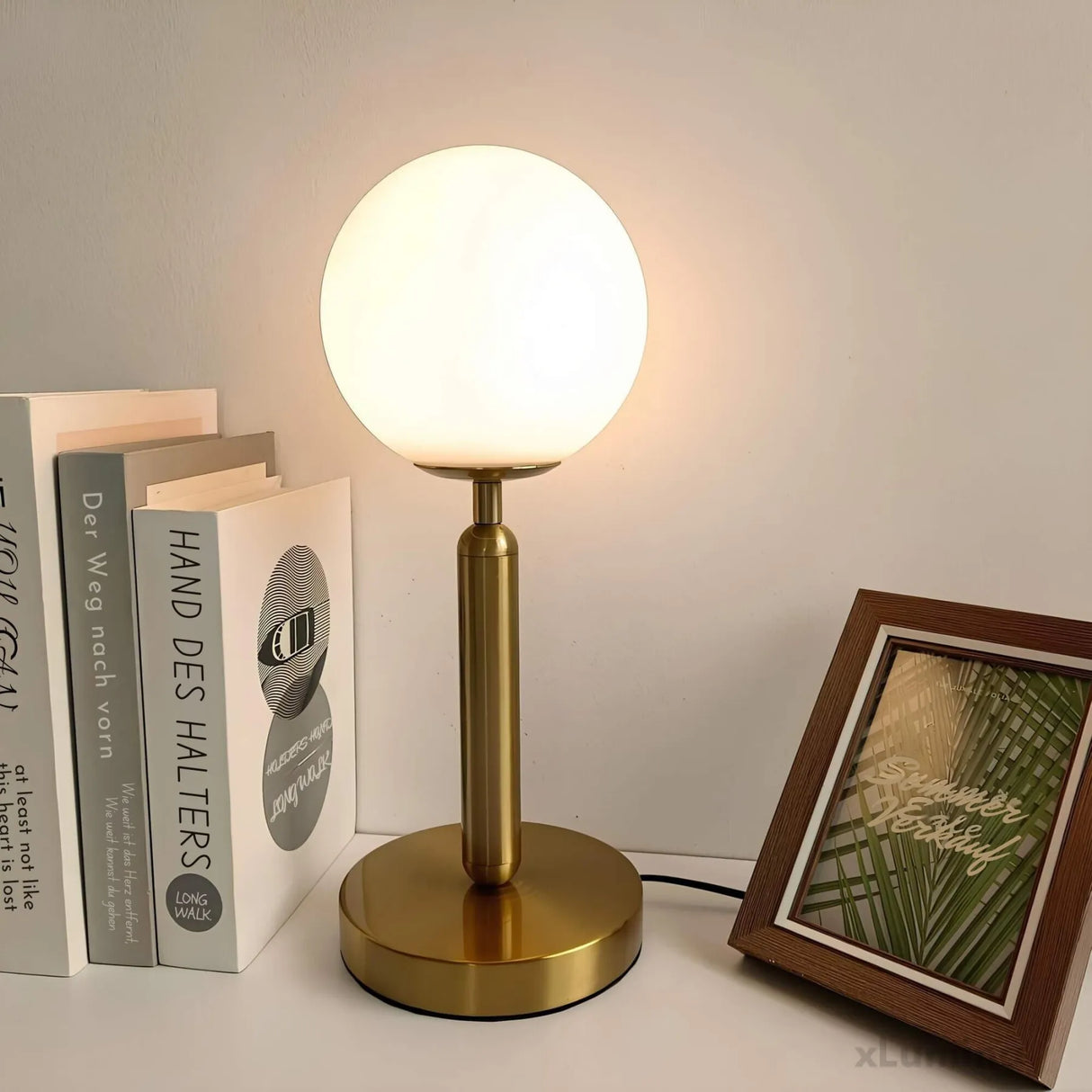 StellarSphere Light – Lyxig glaskula bordslampa med träbas Carvallo