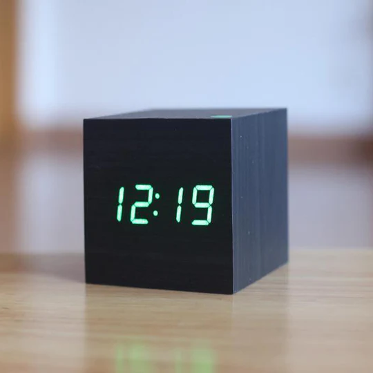 Trä Digital Klocka med LED Display Carvallo