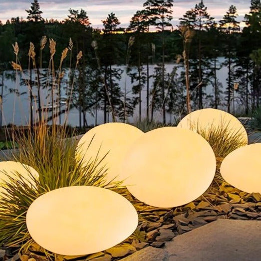 GardenGleam – Elegant gatstensinspirerad trädgårdslampa Carvallo