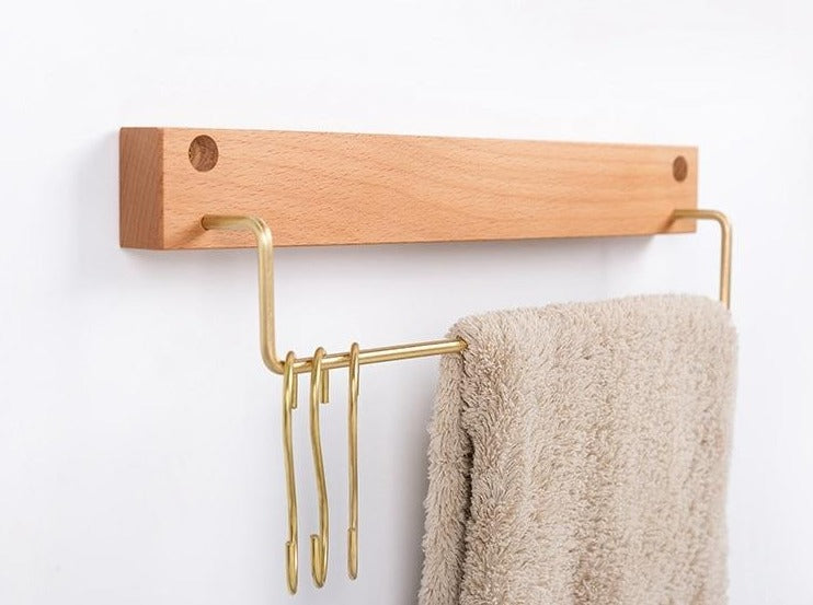Carvallo – Elegant Bökved Towel Rack with Brass Accents Carvallo