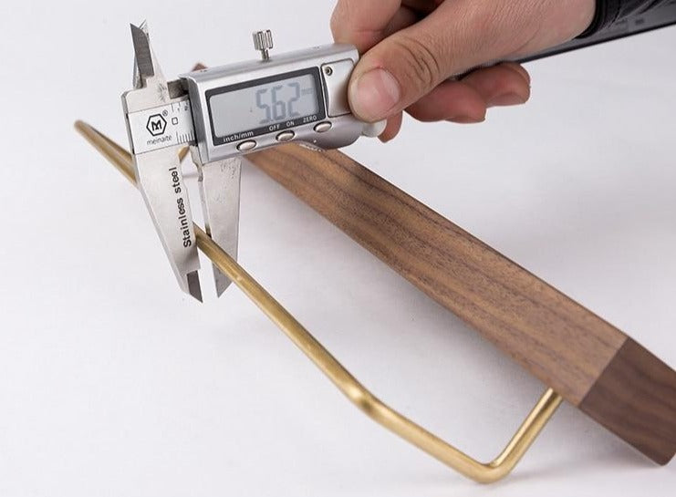 Carvallo – Elegant Bökved Towel Rack with Brass Accents Carvallo