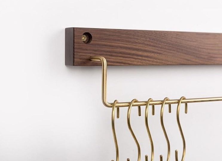 Carvallo – Elegant Bökved Towel Rack with Brass Accents Carvallo