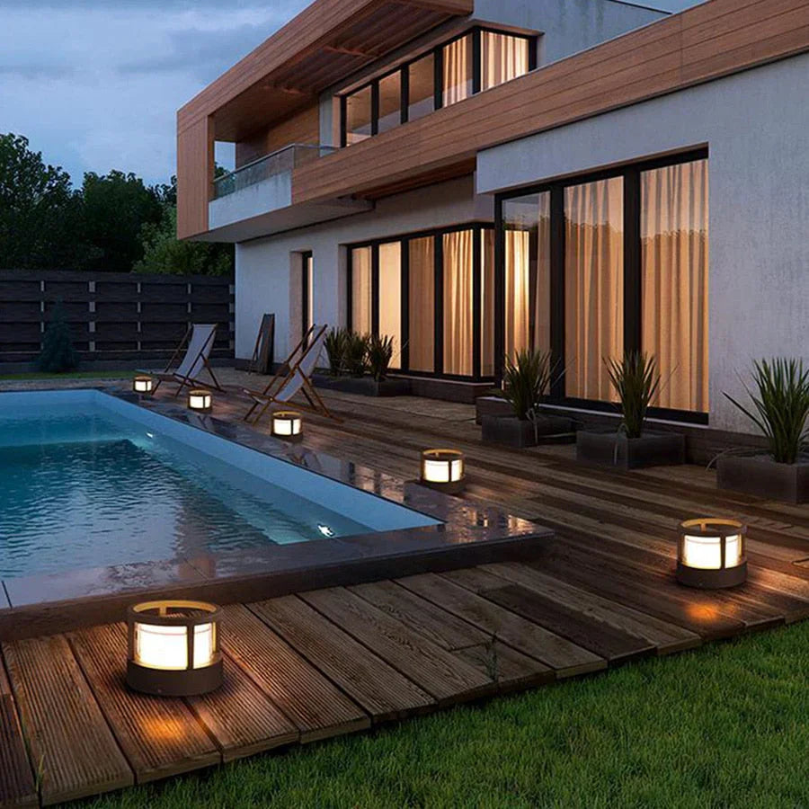 Carvallo - Solcellerdrevet utomhus pelarlampa med elegant spotlight-design för stigar Carvallo