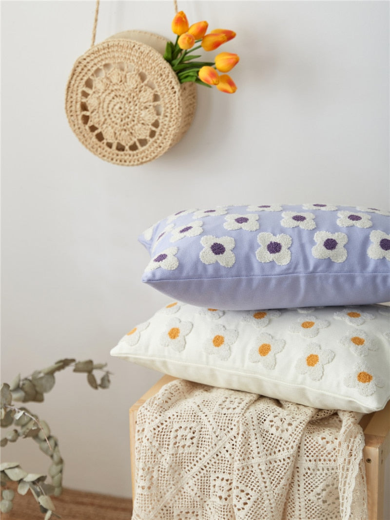 Carvallo – Broderad Ländkuddeöverdrag med Lekfulla Margueriter Carvallo