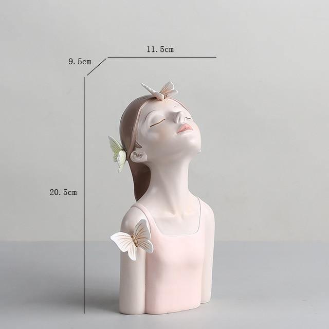 Carvallo – Fängslande Skulptur i Skogen med Fjärilar och Blommor Carvallo