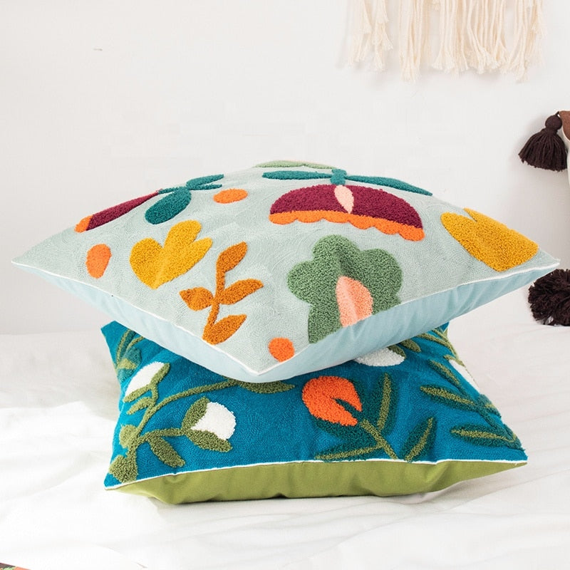 Carvallo – Stickad Kuddeöverdrag med Lummigt Blommönster & Djurtema Carvallo