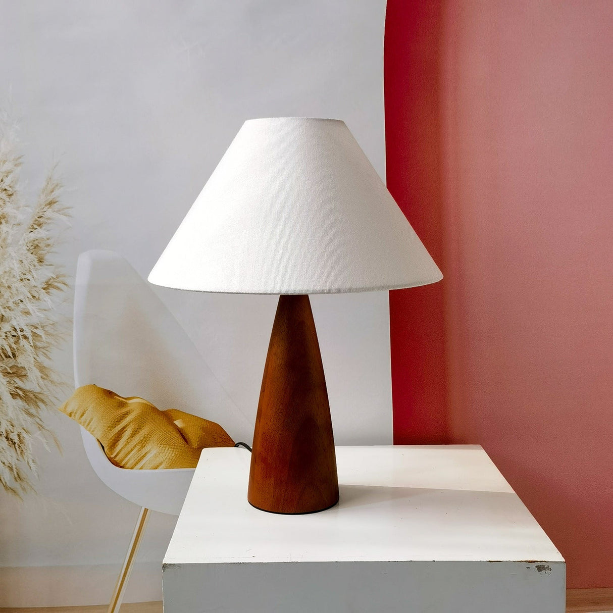 Skandinavisk Mid-Century Stil Trä Bordslampa Carvallo