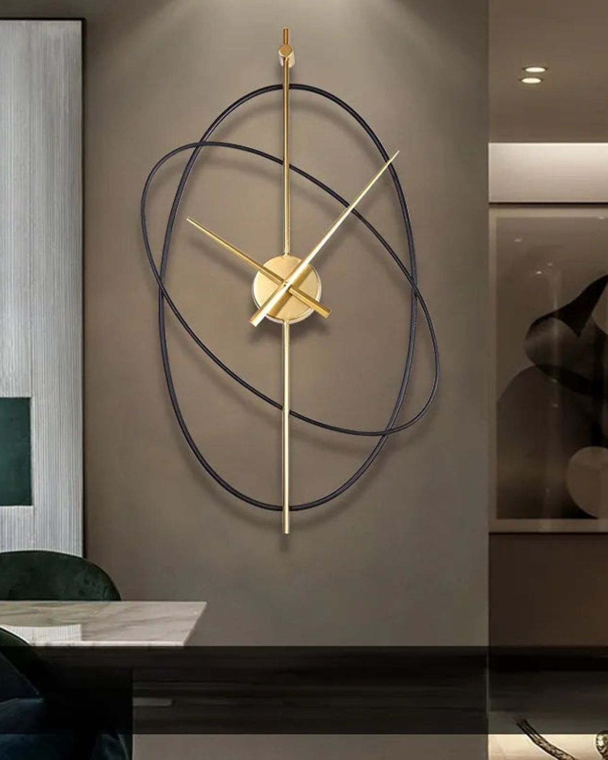 OrbitalGlow - Modernt väggur med elegant svart Orbit-design och guldaccenter Carvallo