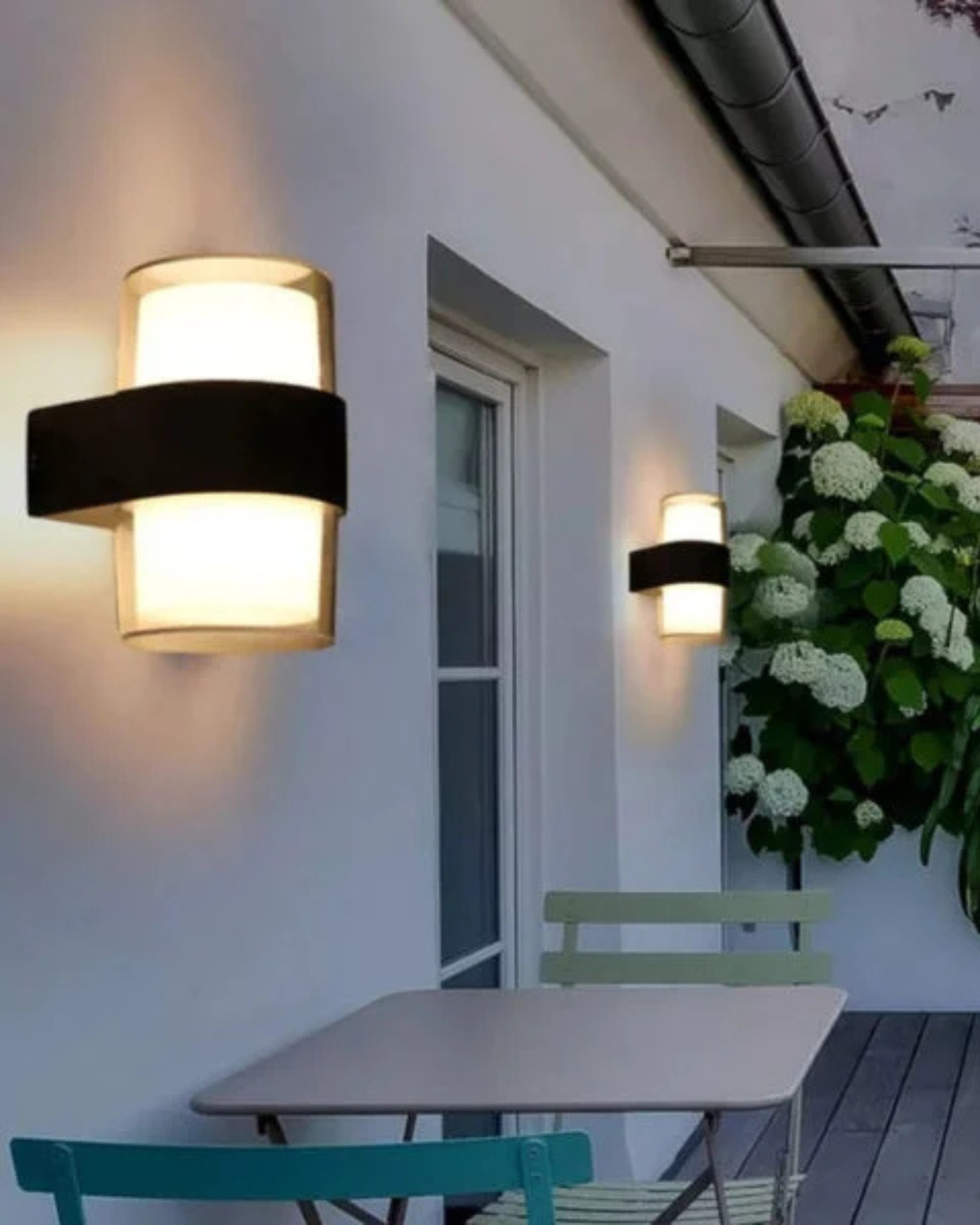 SereneGlow - Elegant utomhus vägglampa för en varm och inbjudande atmosfär Carvallo