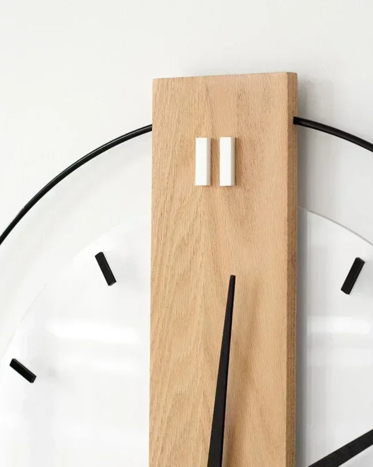 Carvallo - Modernt runt väggur med elegant träcenter och djärva svarta visare Carvallo