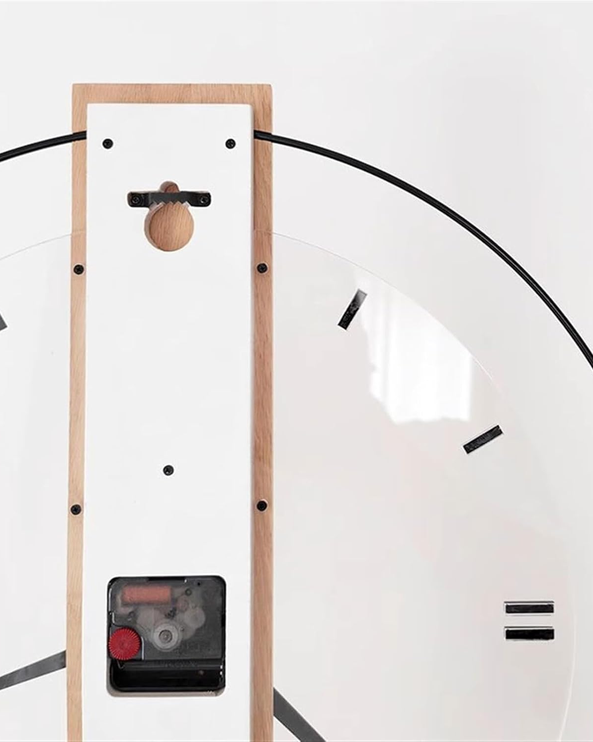 Carvallo - Modernt runt väggur med elegant träcenter och djärva svarta visare Carvallo