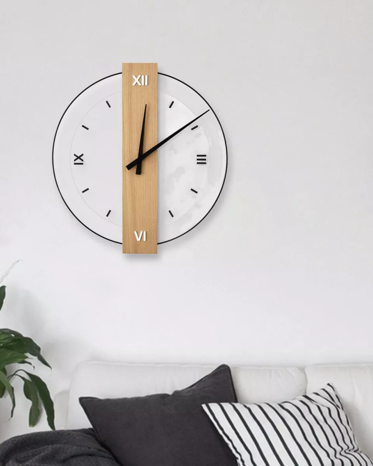 Carvallo - Modernt runt väggur med elegant träcenter och djärva svarta visare Carvallo