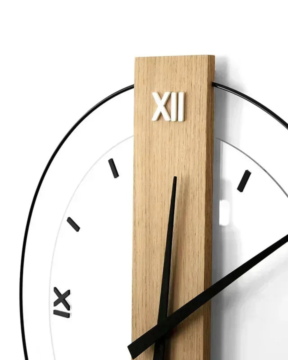 Carvallo - Modernt runt väggur med elegant träcenter och djärva svarta visare Carvallo