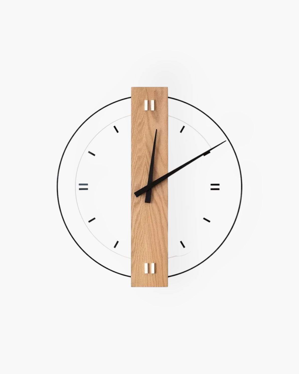 Carvallo - Modernt runt väggur med elegant träcenter och djärva svarta visare Carvallo