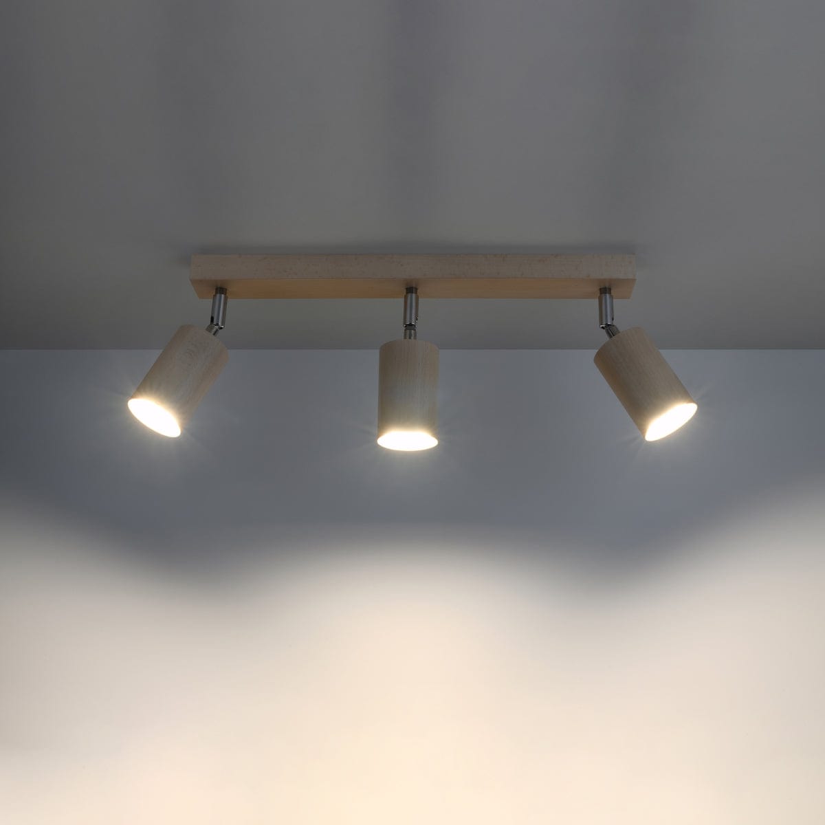 Taklampa Berg 3 Naturligt Trä - Trälampa - Tre Rörliga Lampskärmar - Stilig och Funktionell Design - Kompatibel med GU10 Glödlampor Carvallo
