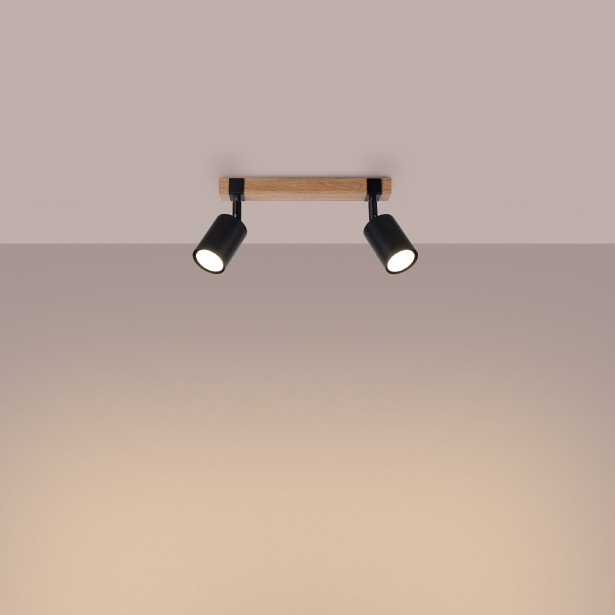 Fager Taklampa - 2-Ljus Svart - Riktad Belysning - Naturligt Trä & Metall - Justerbara Skärmar - Skandinavisk Minimalistisk Design - Energibesparande Carvallo