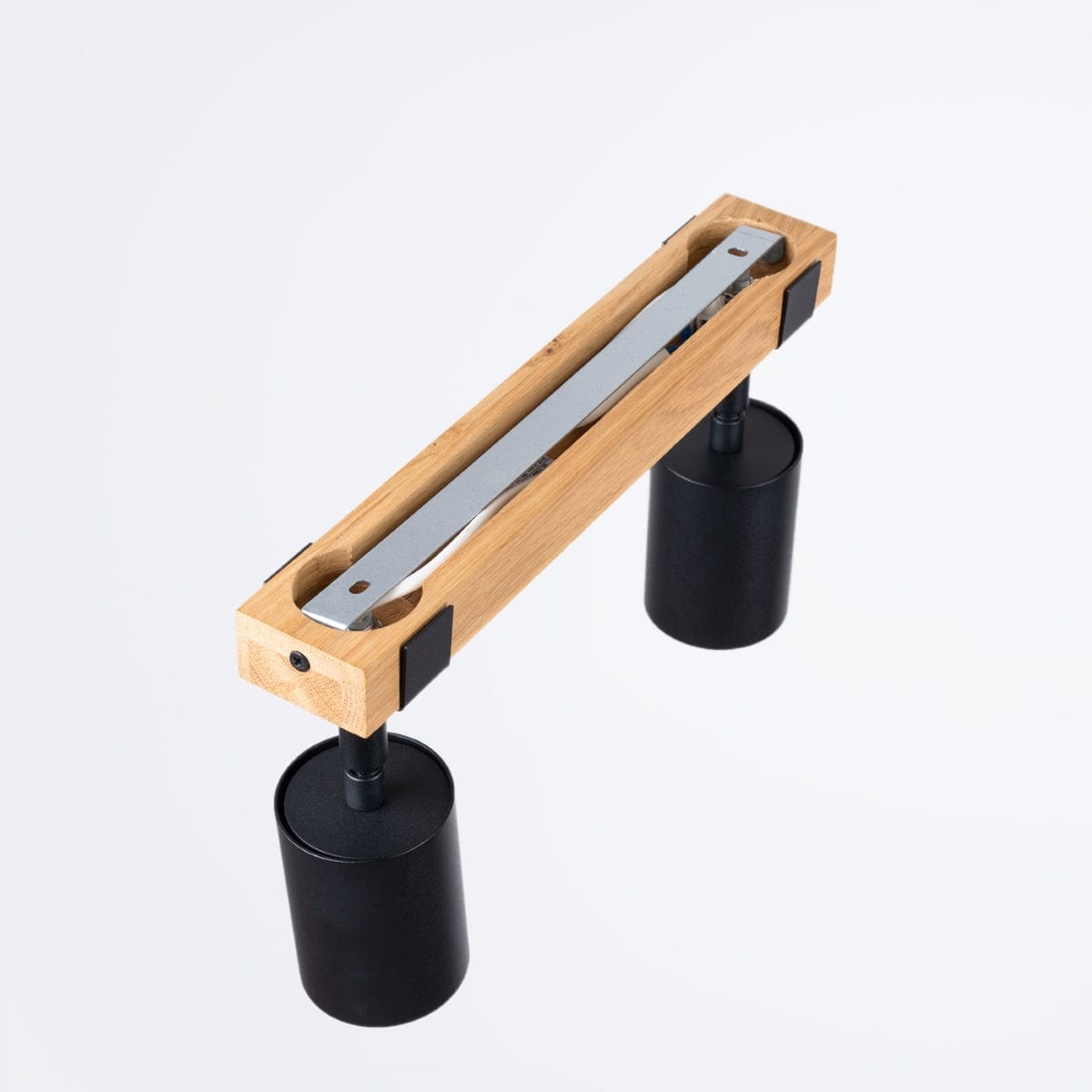 Fager Taklampa - 2-Ljus Svart - Riktad Belysning - Naturligt Trä & Metall - Justerbara Skärmar - Skandinavisk Minimalistisk Design - Energibesparande Carvallo