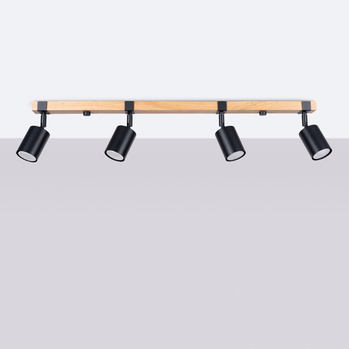 Fager Taklampa - 4-Ljus Svart - Riktad Belysning - Naturträ & Metall - Justerbara Skärmar - Stort Skandinaviskt Design - Energibesparande Carvallo