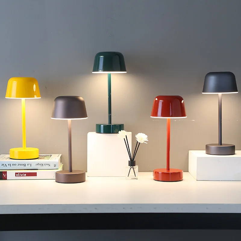 Bordslampa med modernt metall dimbar design Carvallo