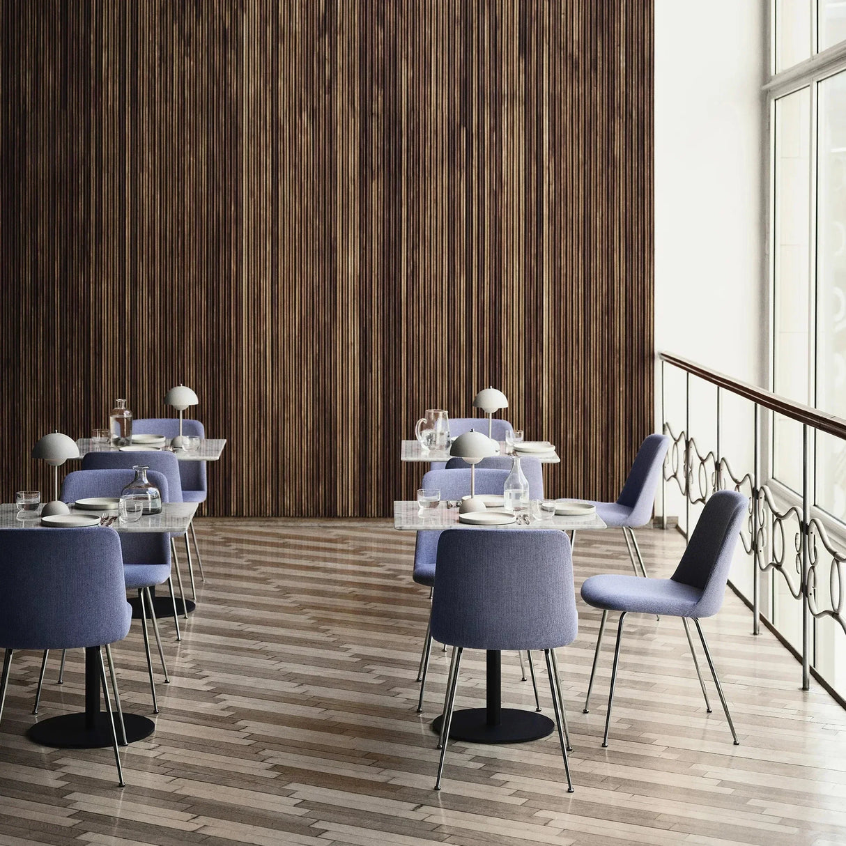 Bordslampa med vit kupol och LED-ljus Carvallo