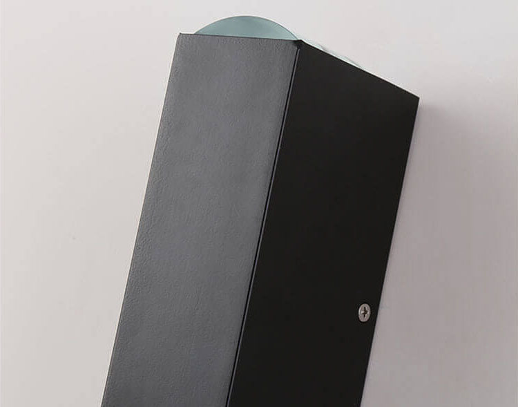 Slim Svart Utomhusvägglampa – Energieffektiv LEDarmatur för Moderna Utrymmen Carvallo