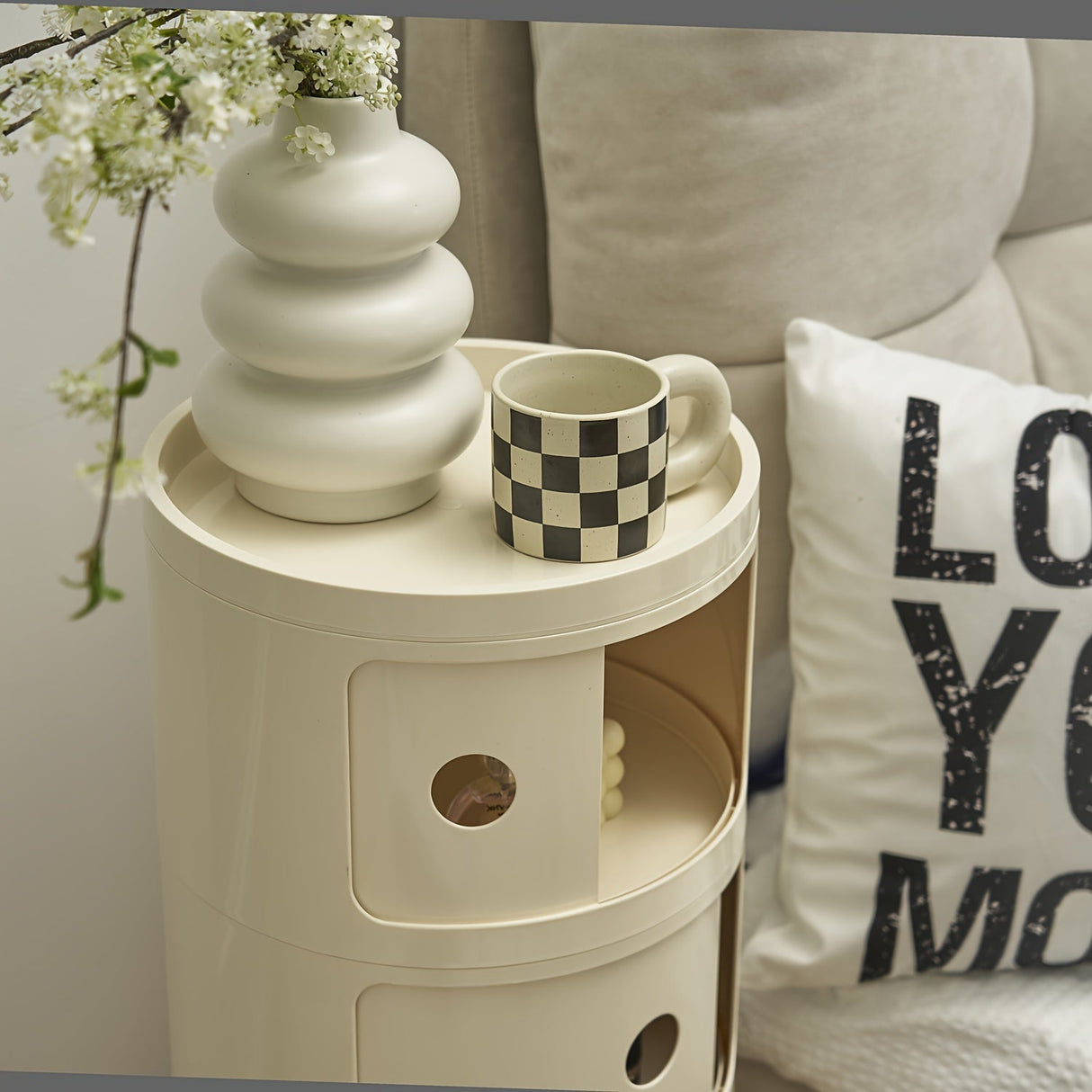 Sängbord med runda plastförvaringslådor Carvallo