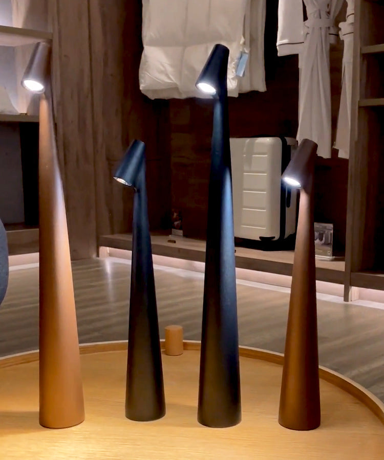 GlowContour – Stilren skrivbordslampa med skulpterad design Carvallo