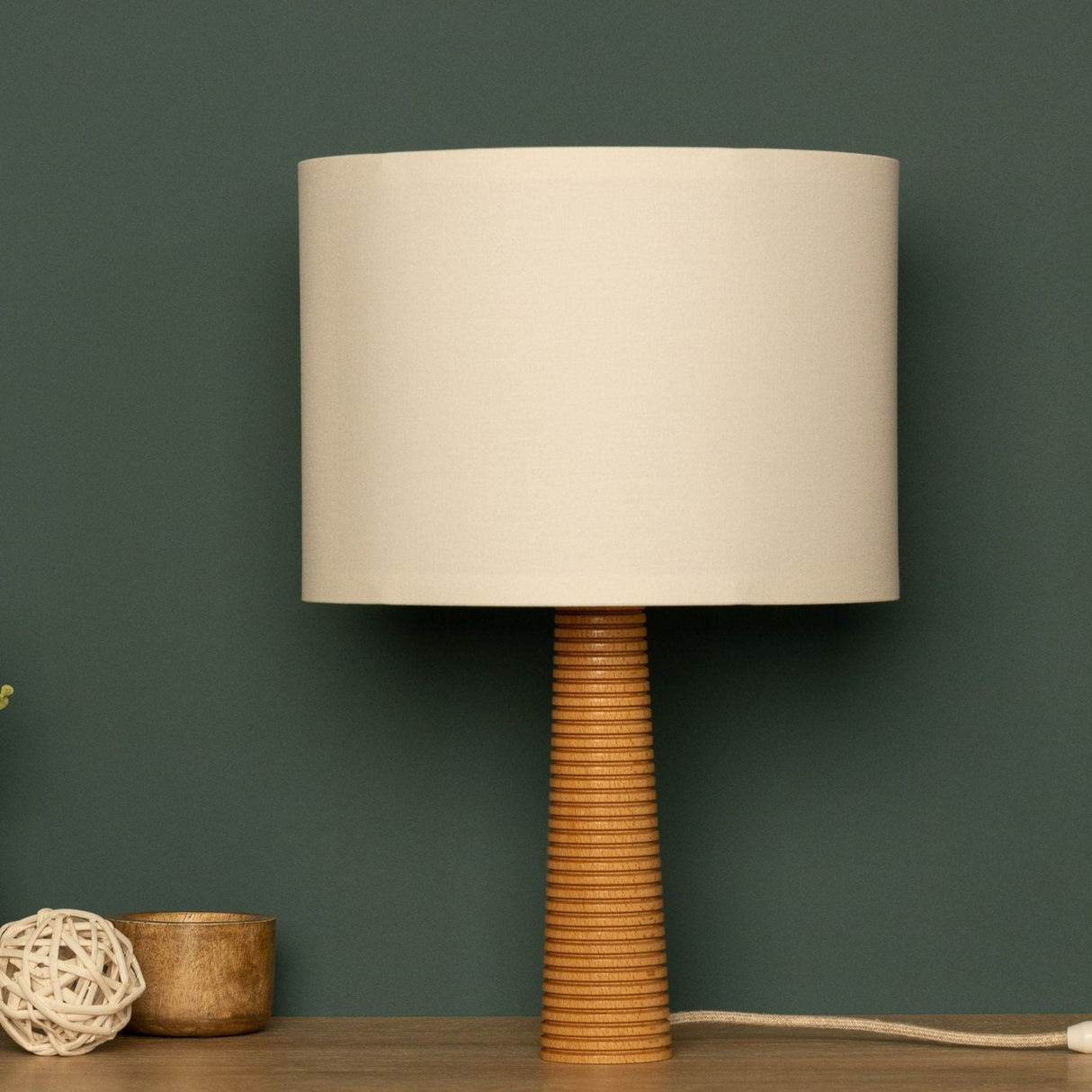 NordicGlow - Träbordslampa med Fälld Fot och Tyglampa Carvallo